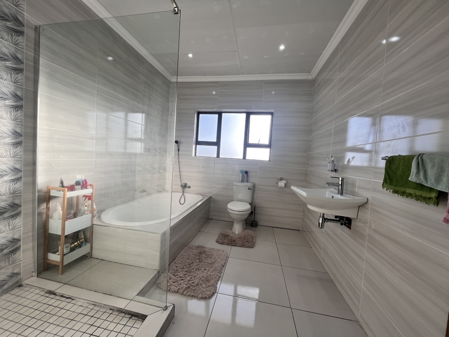5 Bedroom Property for Sale in Wilkoppies North West